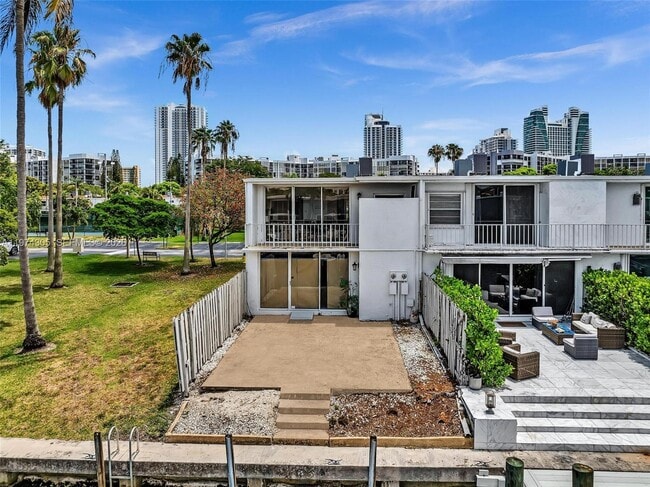 Building Photo - 825 NE 26th Ave