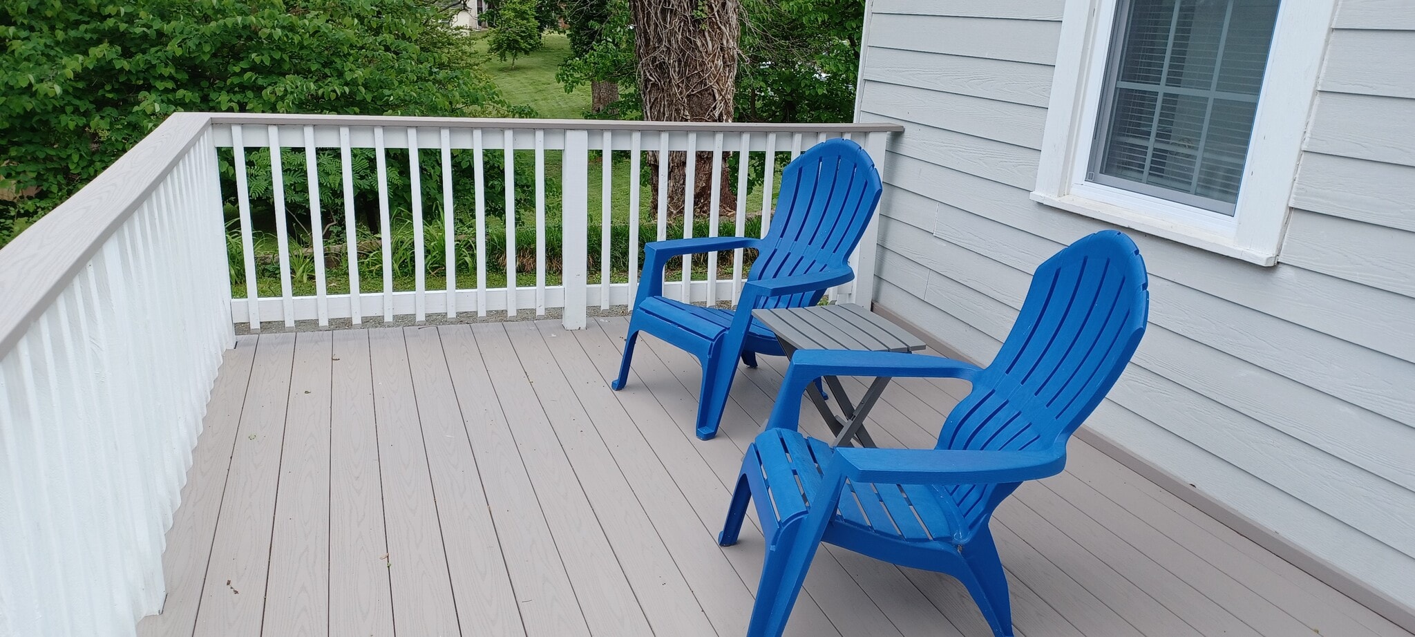 Great place to relax in back - 705 Elsom St