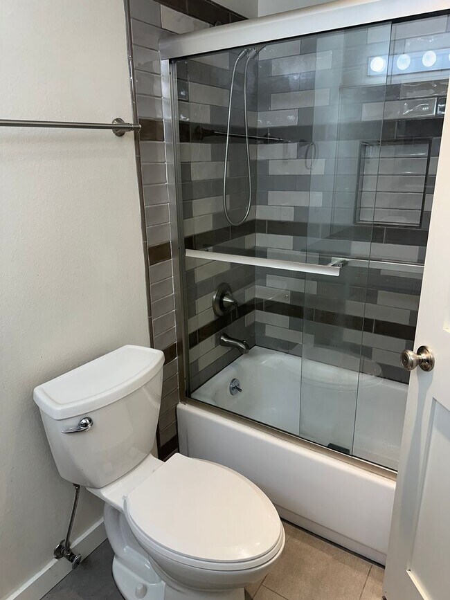 Building Photo - Beautiful custom 3 bedroom 2 bathroom hous...