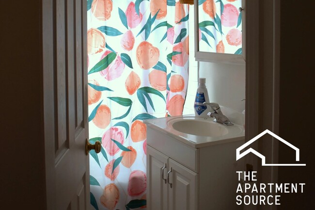 Building Photo - 3843 N Greenview Ave