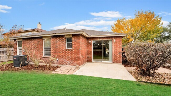 Building Photo - "Charming 3-Bedroom Home with 2 Full Baths in New Braunfels – 1,425 Sq Ft of Comfort on Cherokee ...