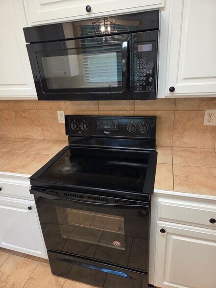 Building Photo - 16115 Bolivar Dr