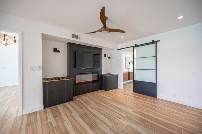 Building Photo - European-inspired Mid-Century Henderson Home!