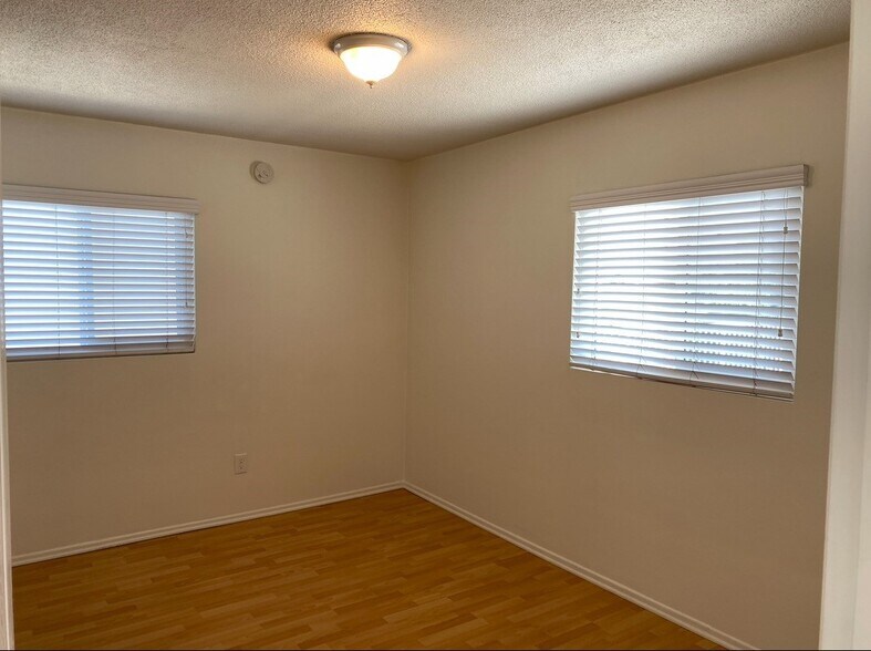 bedroom's 2 windows - 155 Rochester St