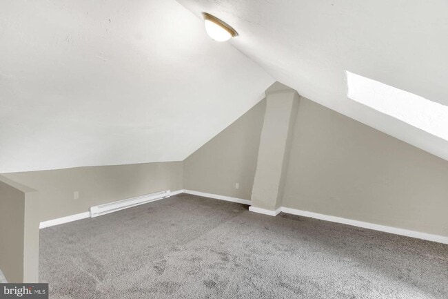 Building Photo - 3 Bedroom Home with High Ceilings & Natural Light!