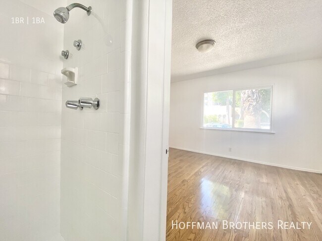 Building Photo - 1162 N Orange Grove Ave