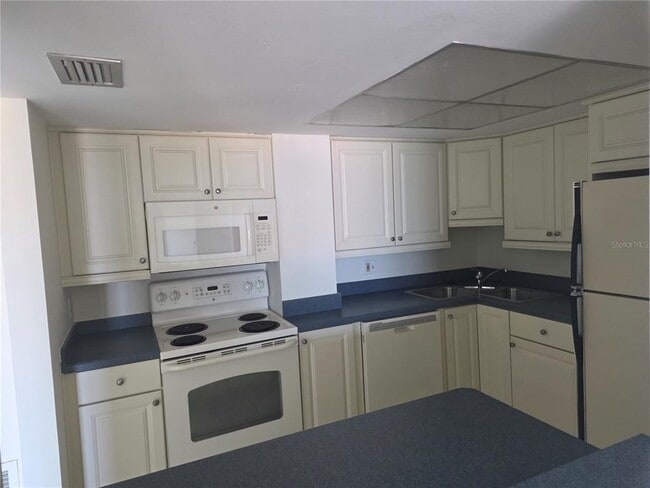 Building Photo - 4900 Brittany Dr S