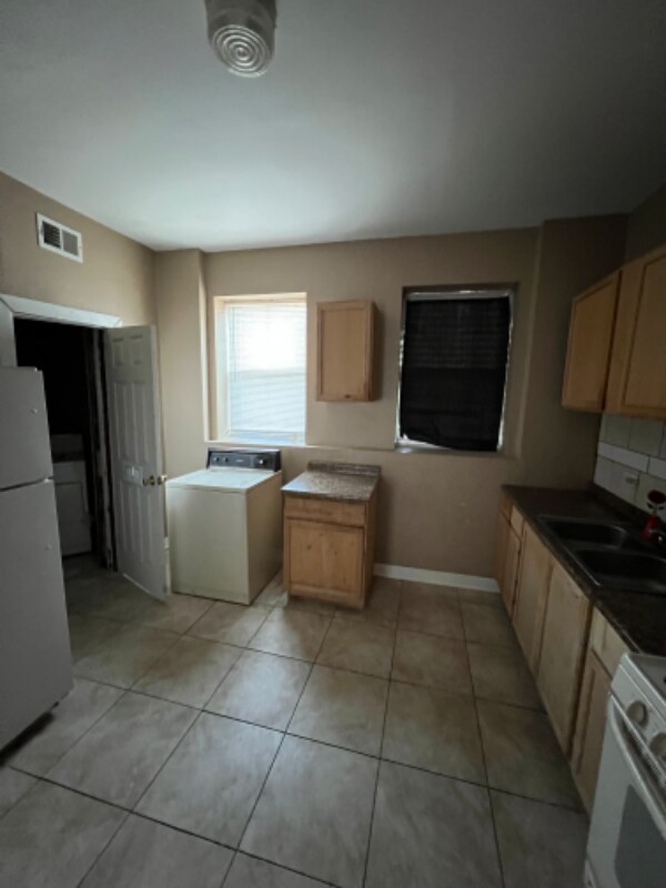 Building Photo - 5625 S Princeton Ave