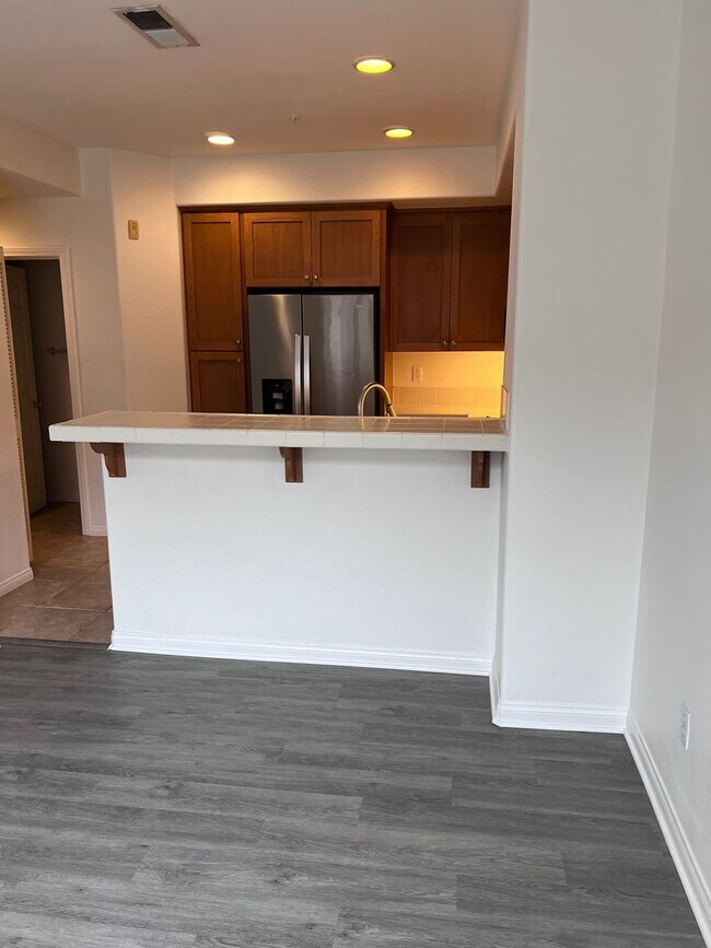 Building Photo - Lovely Townhome In The Spectrum Community For Lease