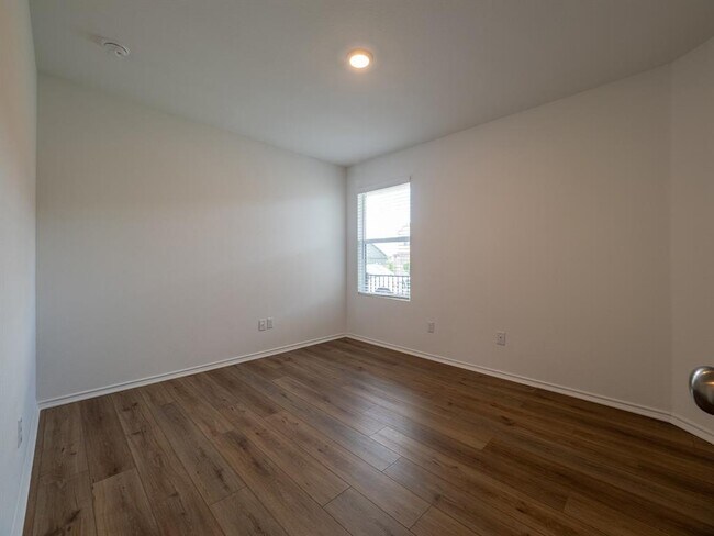 Building Photo - 702 Silver Springs Bend