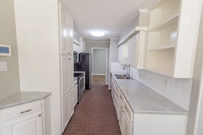 Building Photo - 1825 Courtney Dr