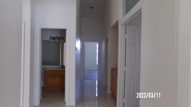 Building Photo - 252 Paseo Del Lago Cir