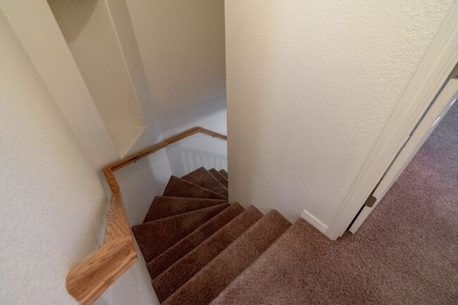 Building Photo - Hidden Valley Townhome For Rent!