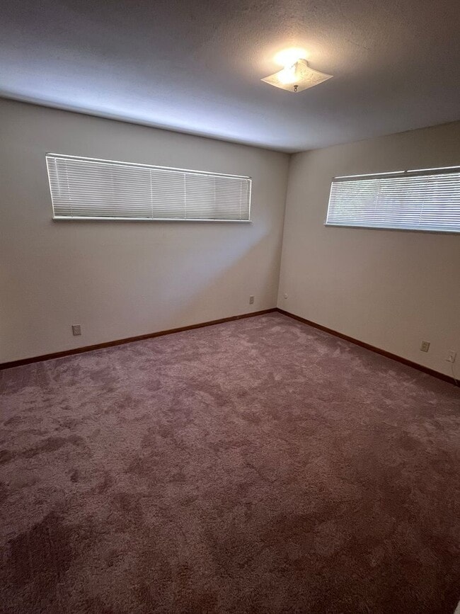 Building Photo - NICE UPDATED DUPLEX IN FAIR OAKS!!