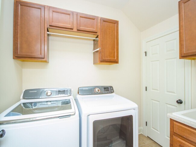 Building Photo - Lake Forest Subdivision. Enjoy all the amenities!