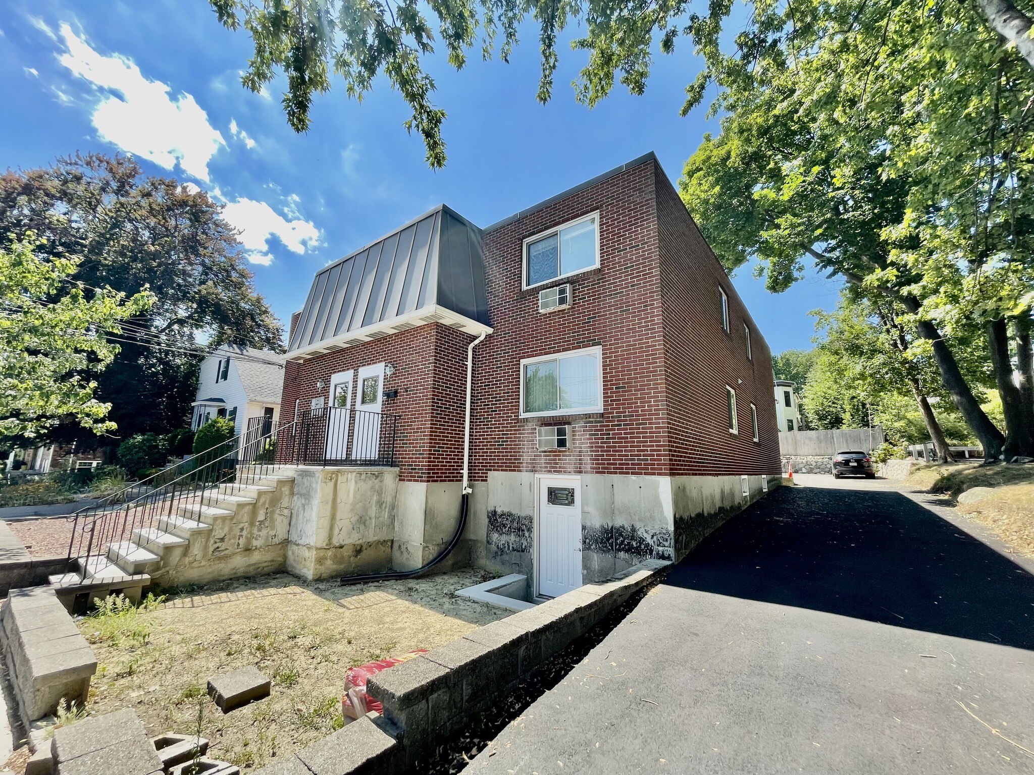 Building Photo - 122 Sycamore St