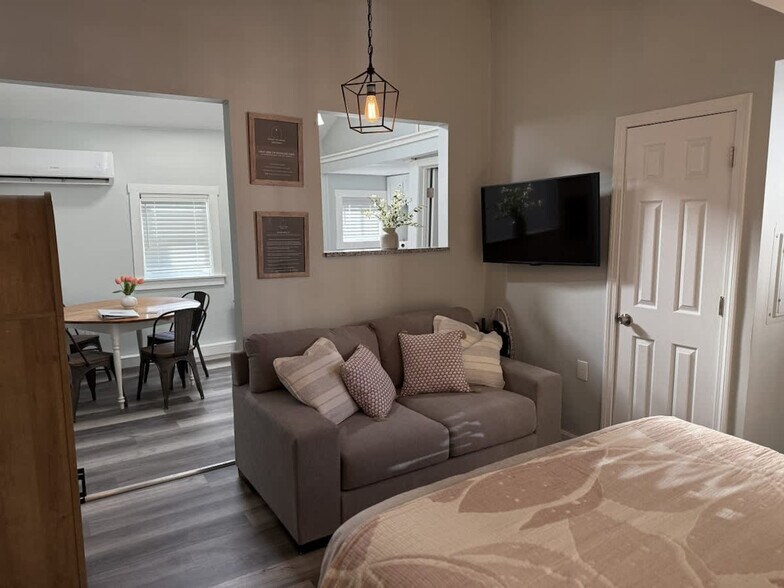 Building Photo - 4 Auburn Ave Ext