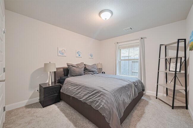 Building Photo - 2712 Golden Palms Ln