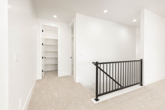 Building Photo - 6 bedroom with RV Garage and Hot Tub