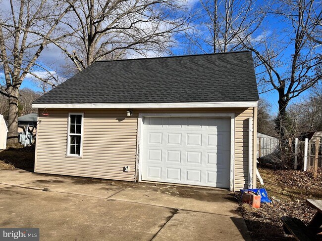 Building Photo - 5525 Larch St