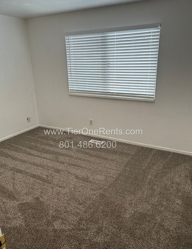 Building Photo - This property offers a NO DEPOSIT option available for qualified renters!