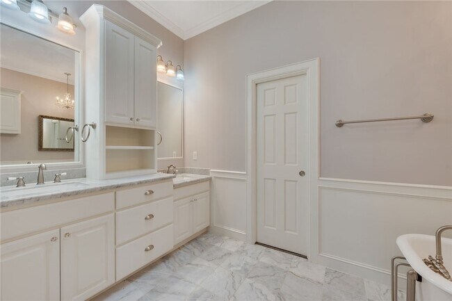 Building Photo - 1205 Brook Hollow Dr