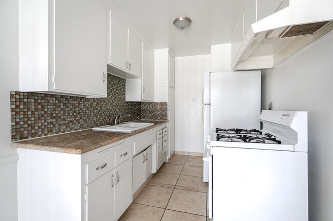 Building Photo - 320 E Del Mar Blvd