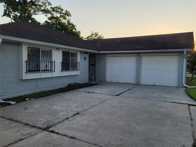 Building Photo - 14510 Roundstone Ln