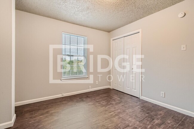 Building Photo - 806 Prairie Creek Dr