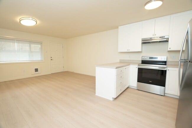 Building Photo - Stylishly Renovated 1 Bedroom in a Pet Friendly Irvington Flat!