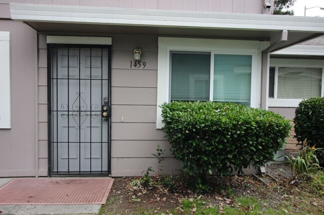 Building Photo - 2 Bedroom Condo For Rent