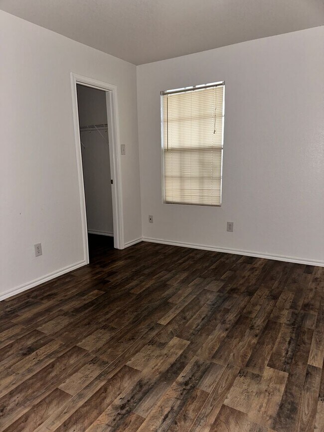 Building Photo - 417 Hinge Falls