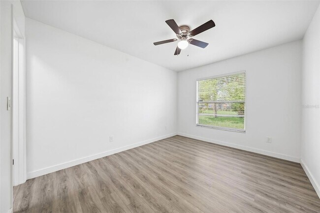 Building Photo - 515 Floral Dr