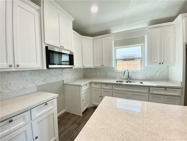 Building Photo - 13 Summerland Ln