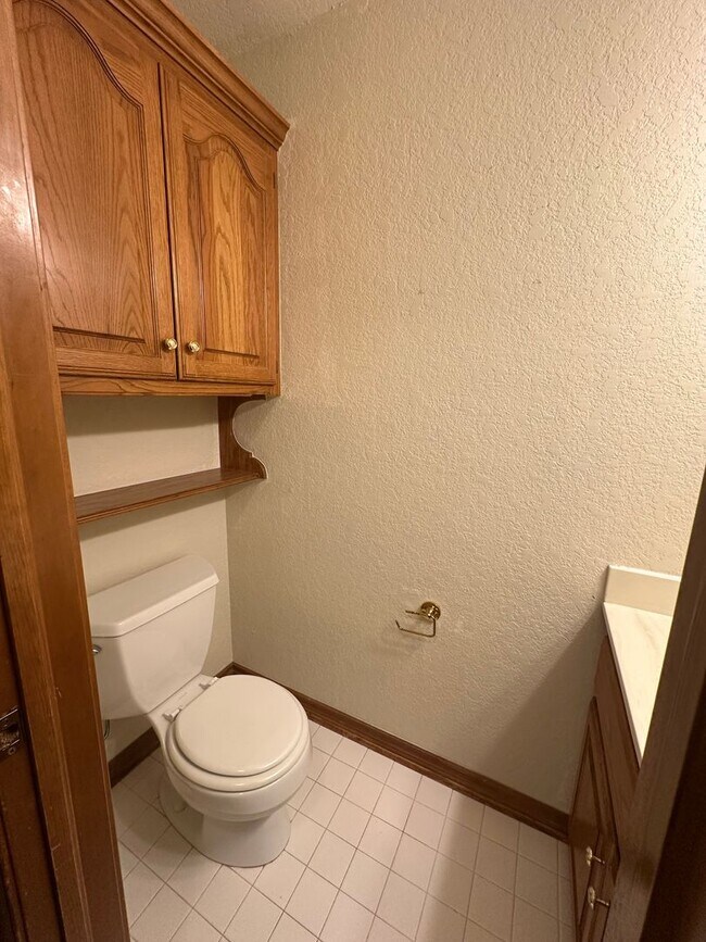 Building Photo - 4 Bed, 2.5 Bath Brick home with 2 car garage