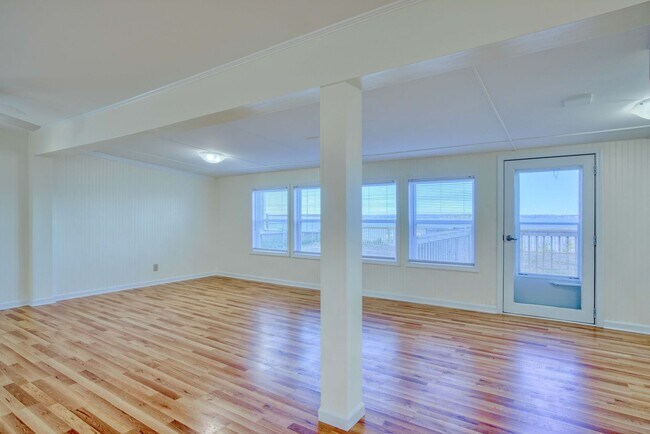 Building Photo - Waterfront Cottage - Newly Renovated!