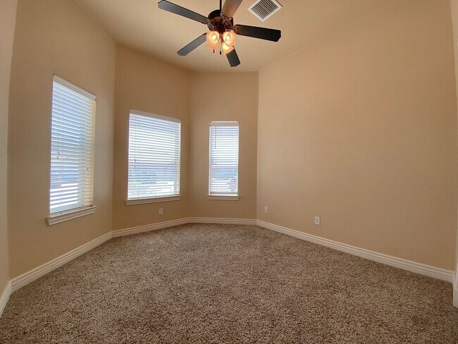Building Photo - Sandstone Ranch Estates 3 bed with Refrig A/C