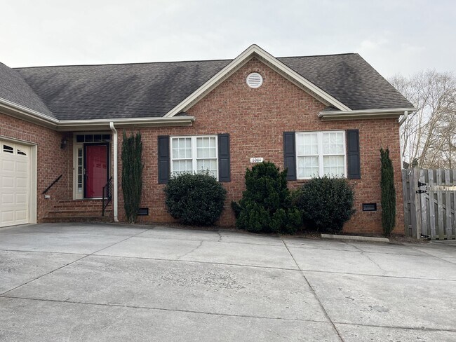 Building Photo - "Charming Kernersville Retreat: Spacious 4-Bed Gem with Granite Touches & Cozy Fireplace"