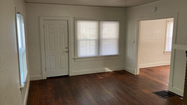 Building Photo - 338 Kenwood Ave
