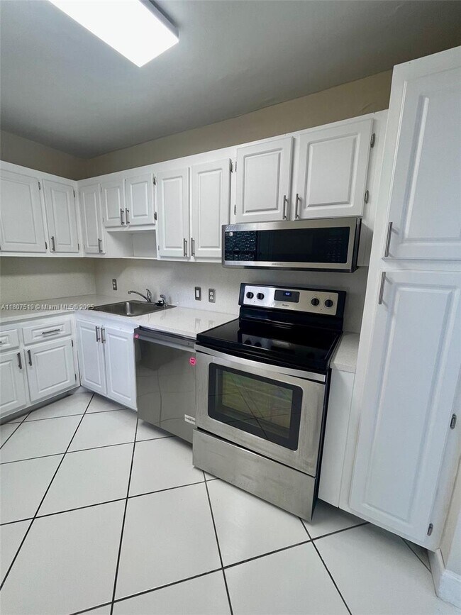 Building Photo - 20400 W Country Club Dr