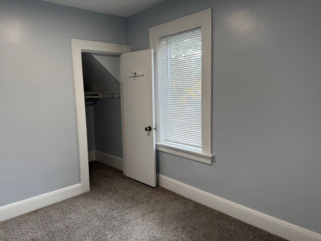 Building Photo - 1507 N Newton Ave