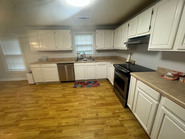 Building Photo - 5112 Kraft St