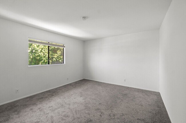 Building Photo - 130 E 21st St