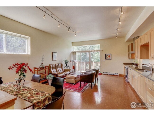 Building Photo - "Charming 3-Bed Townhouse Retreat with Spacious Living in Boulder!"
