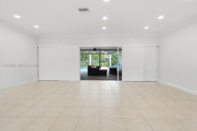 Building Photo - 16530 Lake Tree Dr