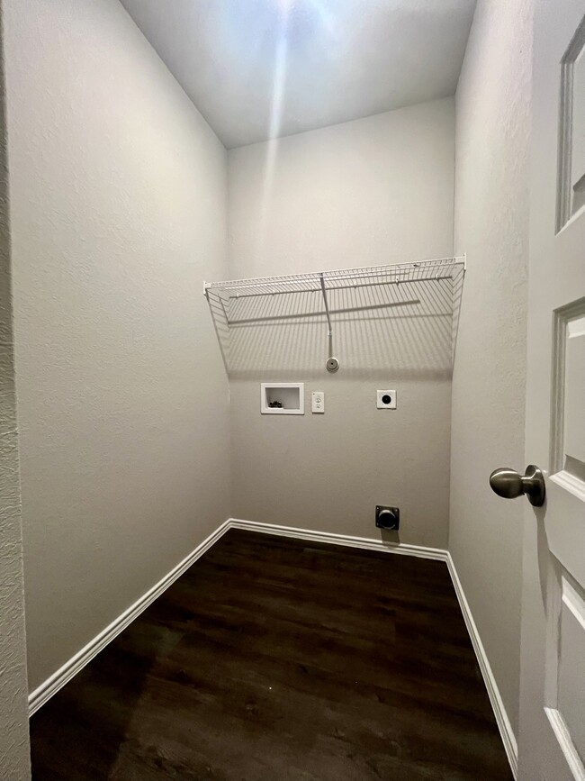 Building Photo - 596 Jennifer Wy