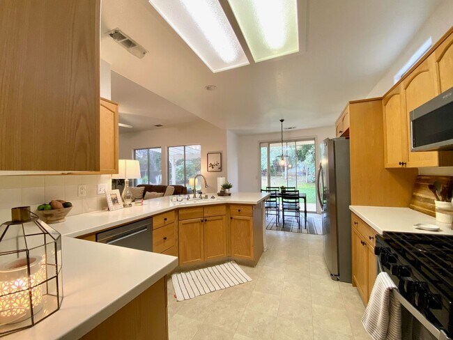 Building Photo - $2,450 Beautiful 3 Bedroom Home In  The Qu...