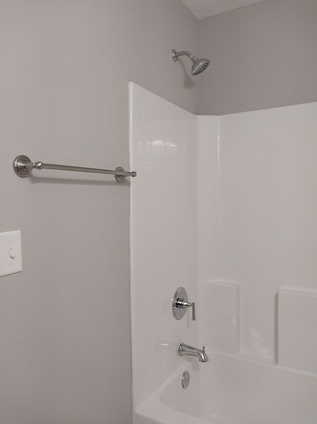 Building Photo - Gorgeous 3 Bedroom 2.5 Bath Townhome