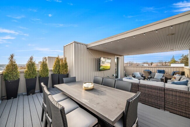 Building Photo - 330 Wright St