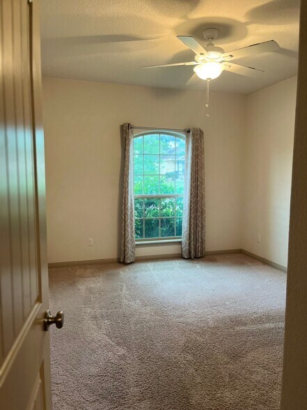 Building Photo - 617 Algerita Dr